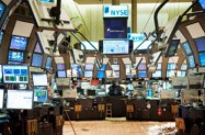 WALL STREET:  Ulaga�i oprezni, naftni sektor pod pritiskom